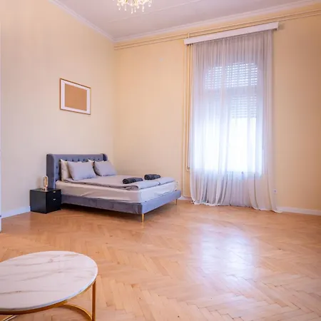 Heroes' Square Apartament *