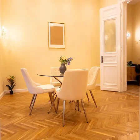 Apartman Heroes' Square *